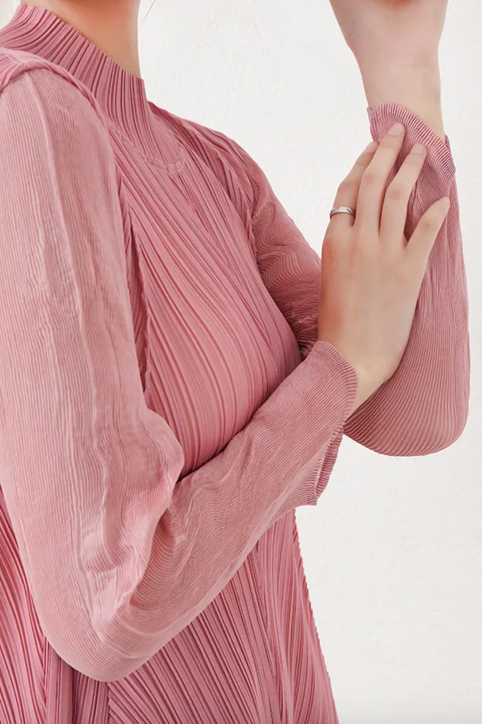 プリーツスタンドネックミディドレスピンクフリーサイズ