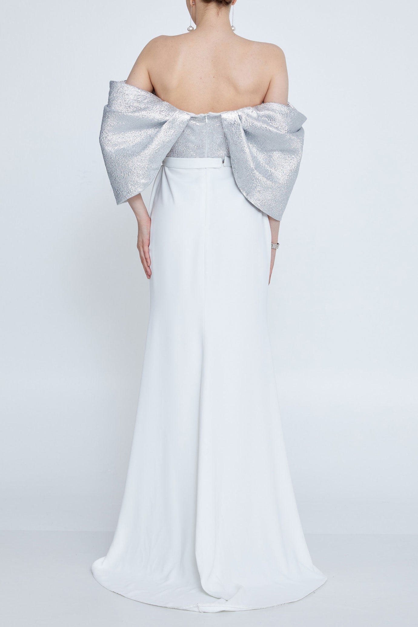 メタリックオフショルダーロングドレスシルバー×ホワイトLサイズ(40)