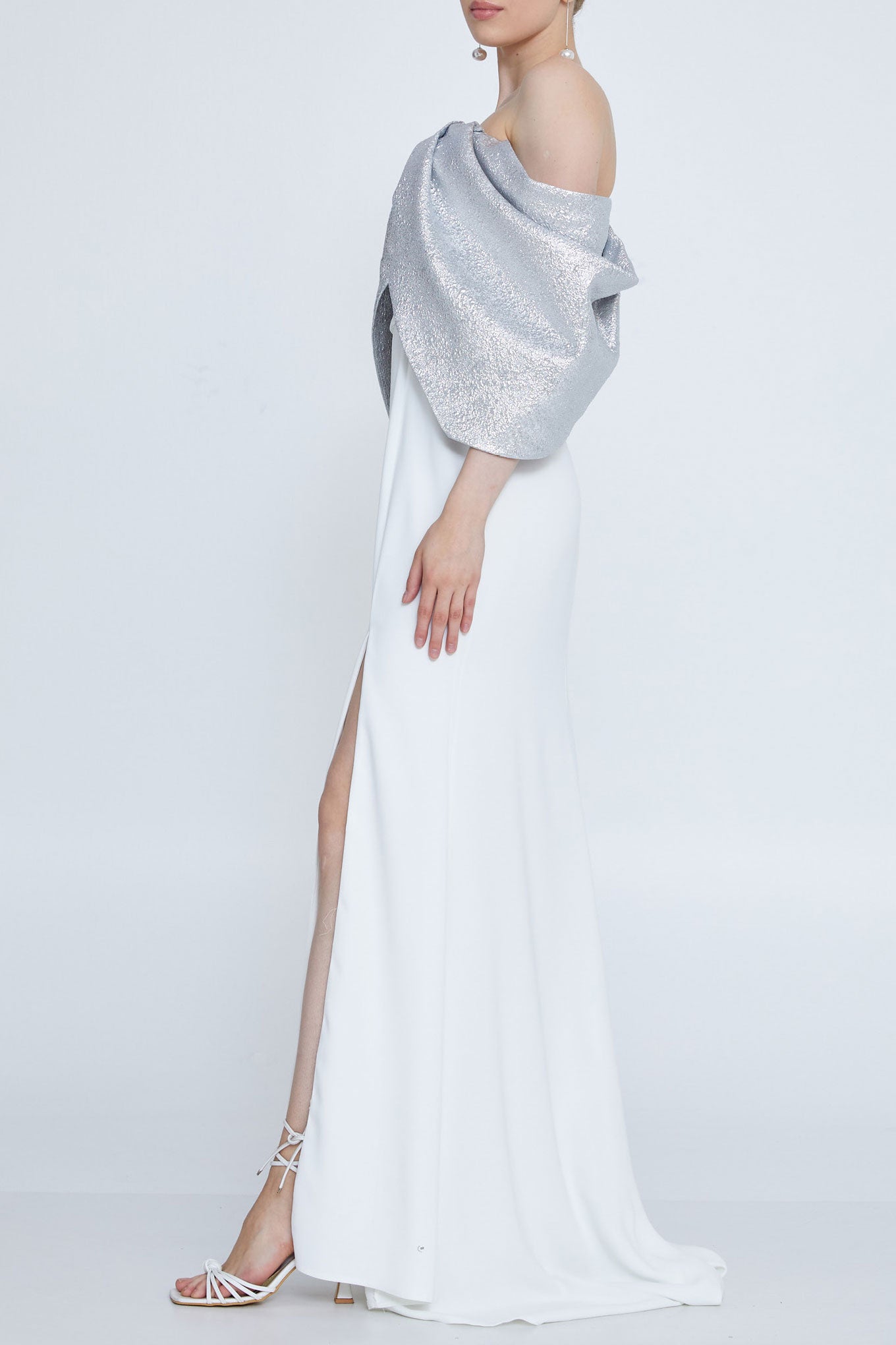 メタリックオフショルダーロングドレスシルバー×ホワイトLサイズ(40)