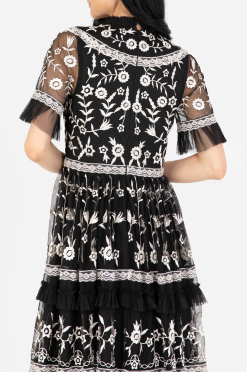 エンブロイダリーティアードロングドレスブラックアンドホワイトMサイズ