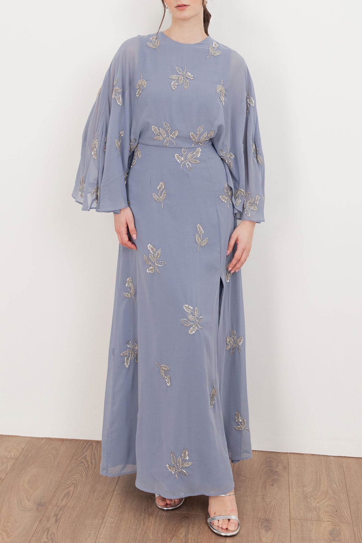 ボタニカル刺繍ケープスリーブマキシドレスペールブルーMサイズ