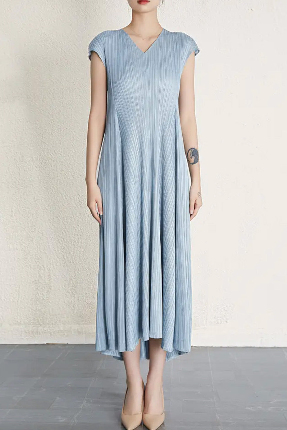 プリーツVネックフレアロングドレスライトブルーフリーサイズ