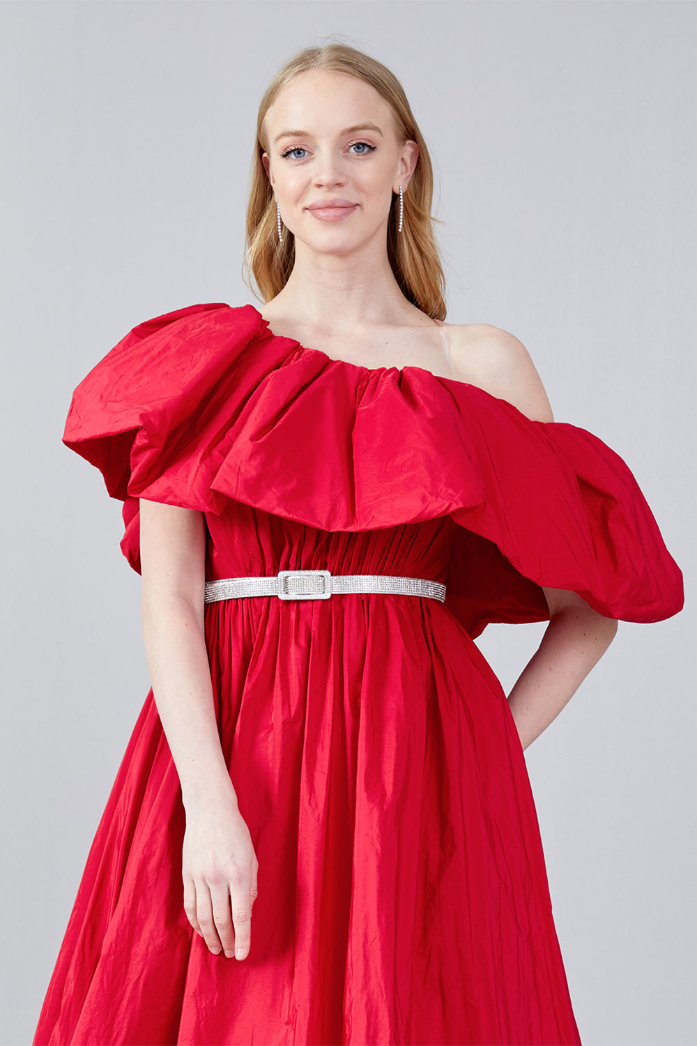 ボリュームオフショルダーAラインドレスレッドLサイズ(42) (シルバーベルト付き)