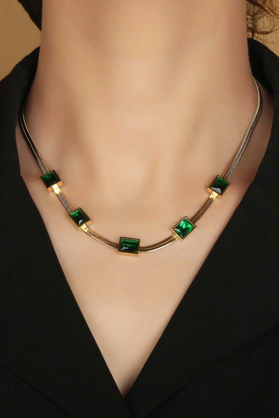 グリーンストーンネックレスゴールド