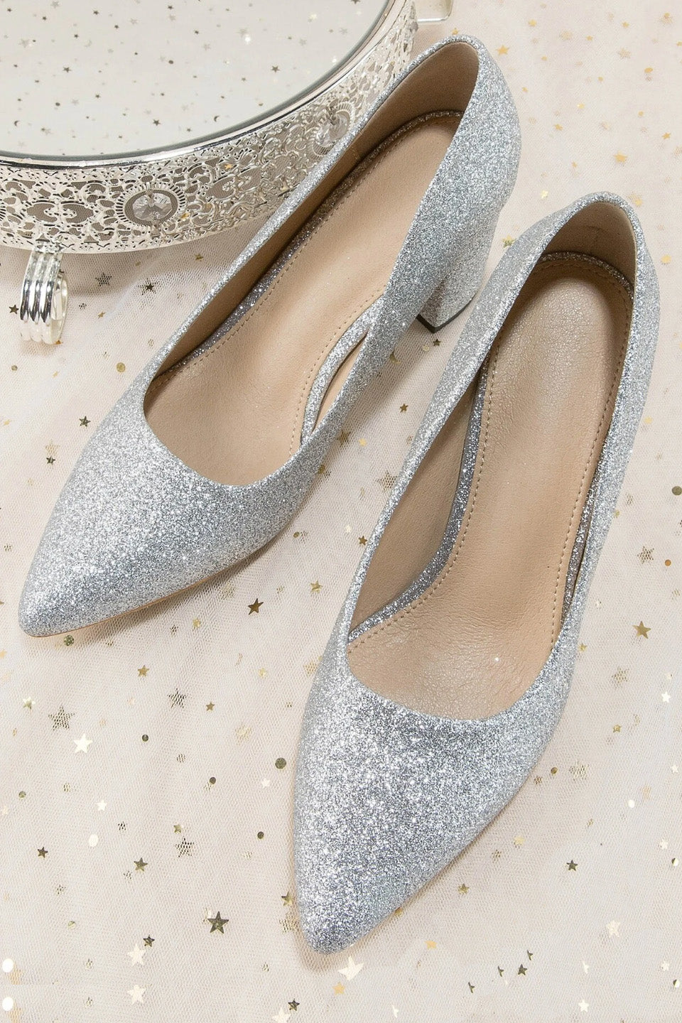 ポインテッドトゥシャイニーパンプスシルバーXLサイズ(39)